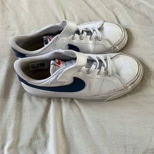 Boys Nike Low Court Sneakers size 2